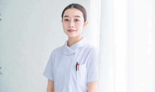 白衣の女性のプロフィール写真